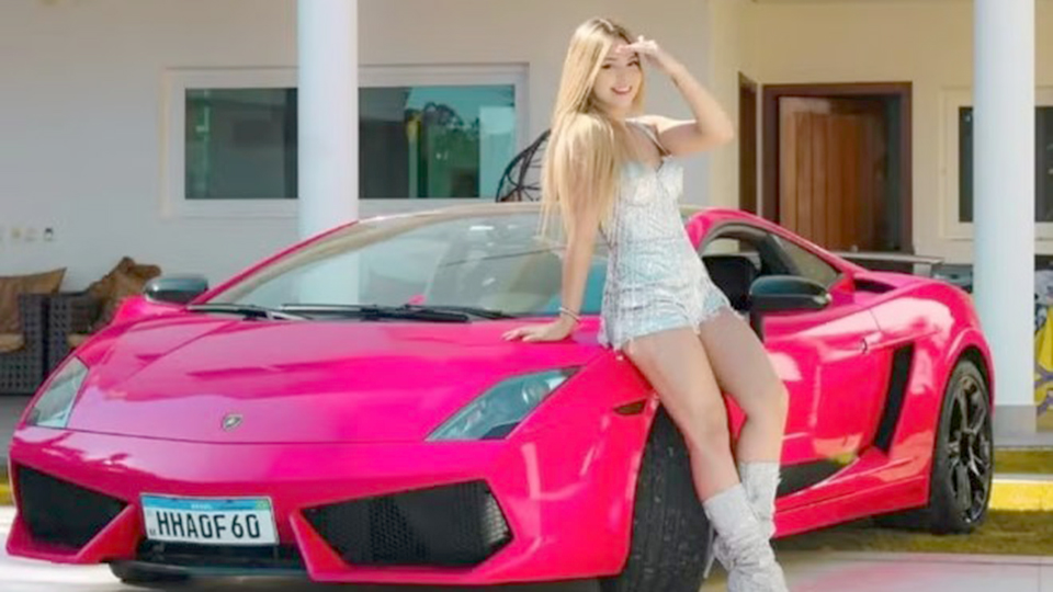 Melody tem mais de R$ 3 milhões em carros de luxo na garagem de casa