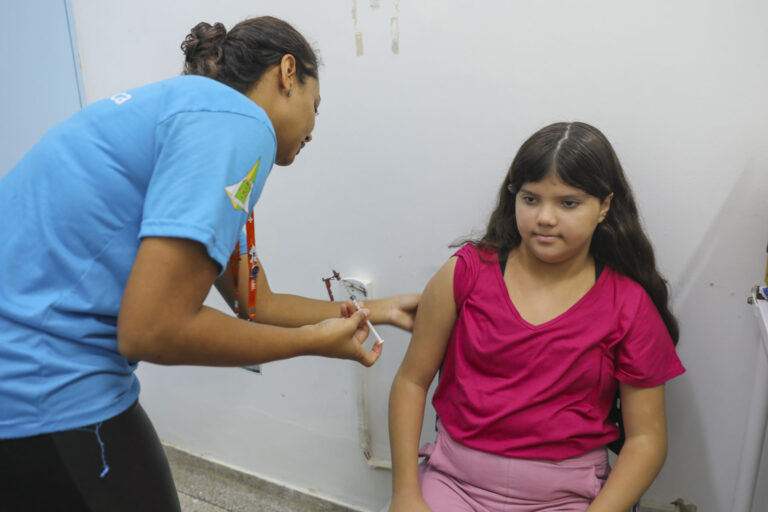 Ampliação a vacina contra a dengue para crianças de 12 anos é analisada pelo GDF