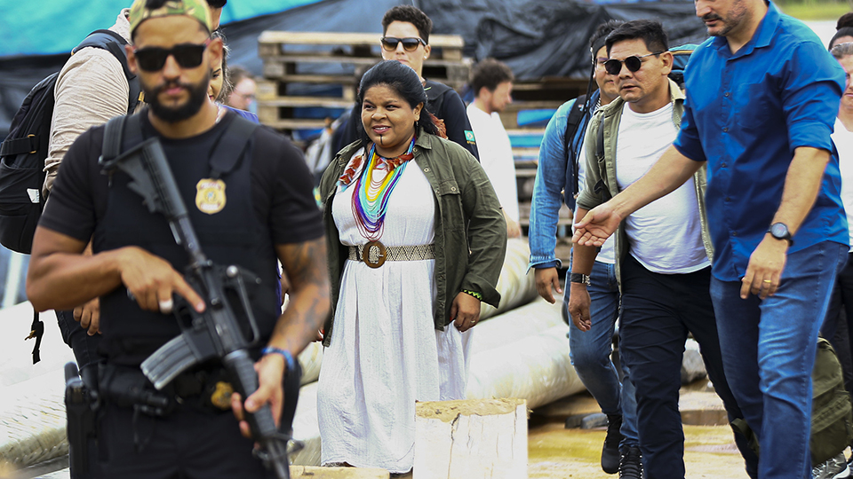 Psol, da ministra Sônia Guajajara, culpa Defesa por negligência com Yanomamis