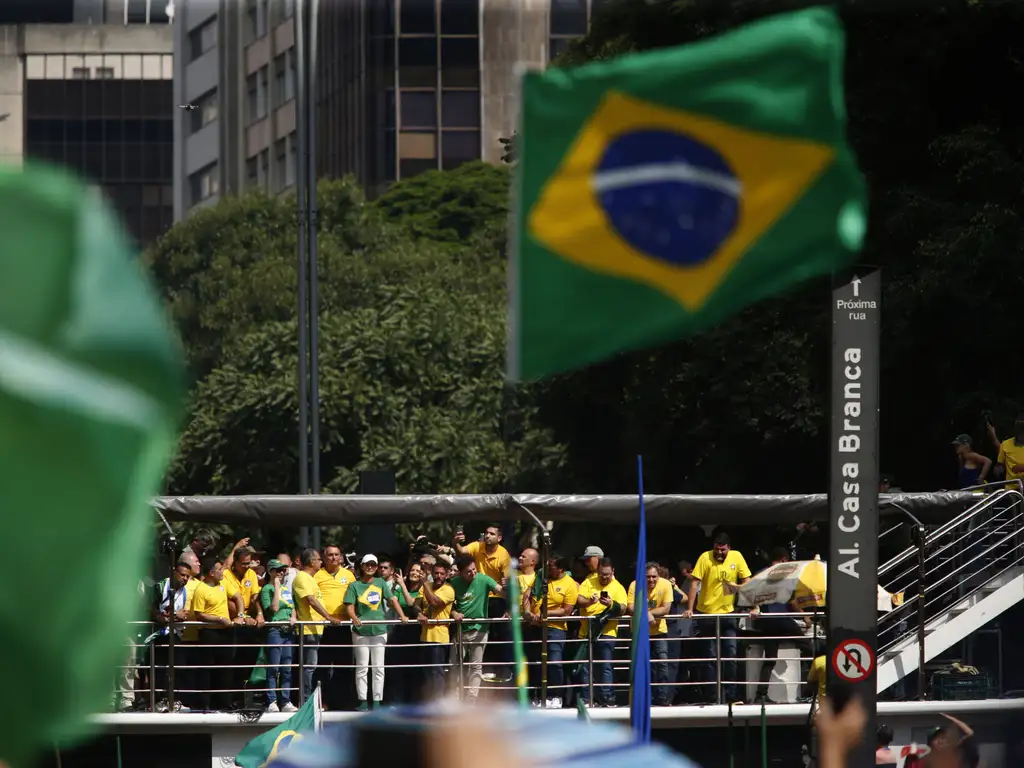 Apoiadores ocupam Avenida Paulista em ato convocado por Bolsonaro