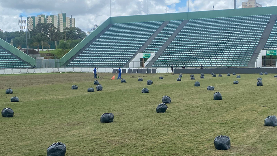 Manutenção melhora a qualidade do gramado do estádio Bezerrão