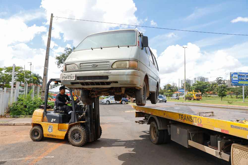 Operação “DF Livre de Carcaças” recolhe mais de 70 veículos abandonados em Águas Claras