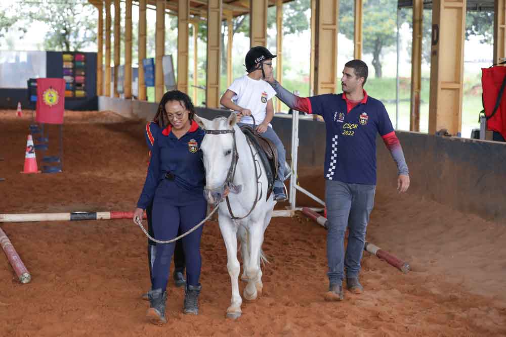 Projeto gratuito de equitação e equoterapia retornaram às aulas nesta semana com 360 alunos