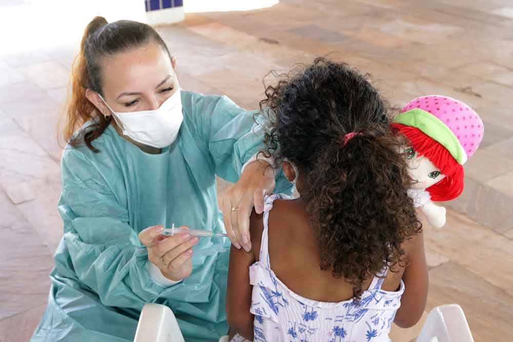 Adolescentes e crianças ficarão em observação após vacina contra a dengue