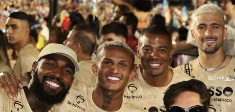 Jogadores do Flamengo, Fluminense, Botafogo e Vasco curtem Carnaval na Sapucaí