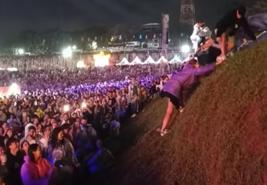 Lollapalooza: mulher que tentava escalar morro no festival ganha torcida de multidão; veja vídeo