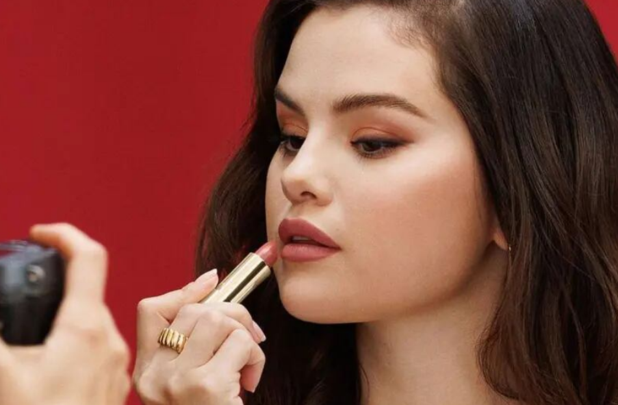 Quanto vale a marca de cosméticos de Selena Gomez? Rare Beauty pode ir à venda por US$ 2 bilhões