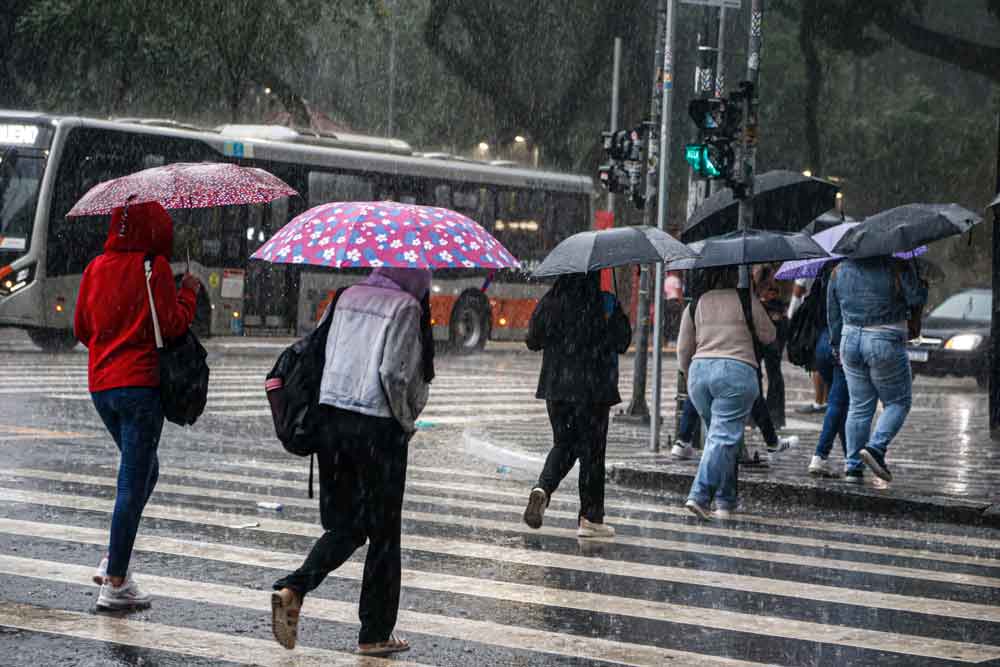 Previsão de chuva intensa e vento forte em várias regiões do país