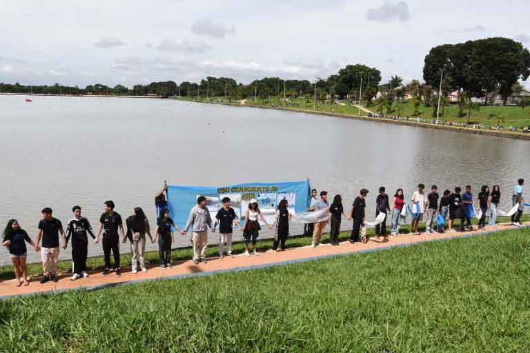 Estudantes de Brazlândia deram um abraço simbólico em torno do lago Veredinha