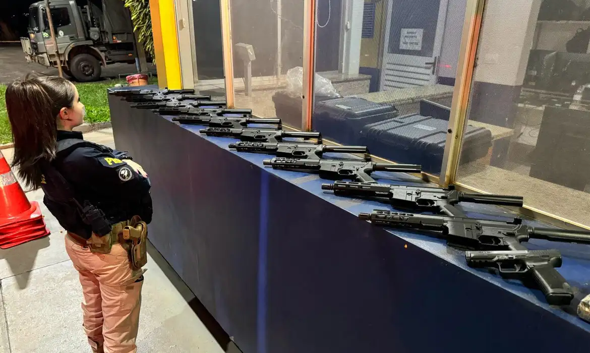 Armas e cocaína são apreendidas pela Polícia Rodoviária Federal (PRF) na  BR-277, no Paraná