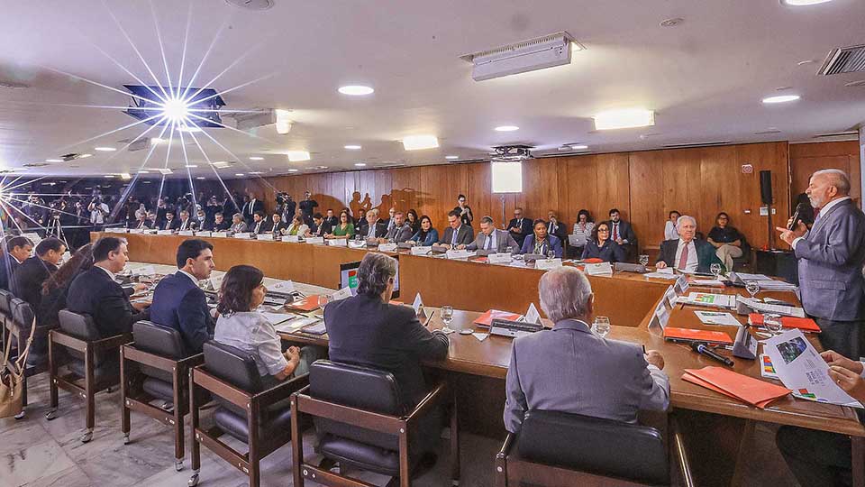 Reunião ministerial tem cobrança de Lula para ministros viajarem mais e divulgarem realizações do governo