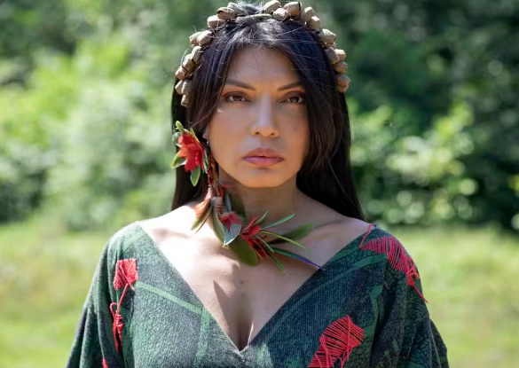 Atriz, cantora, ativista e artista visual, Zahy Tentehar celebra suas origens indígenas em ‘Falas da Terra