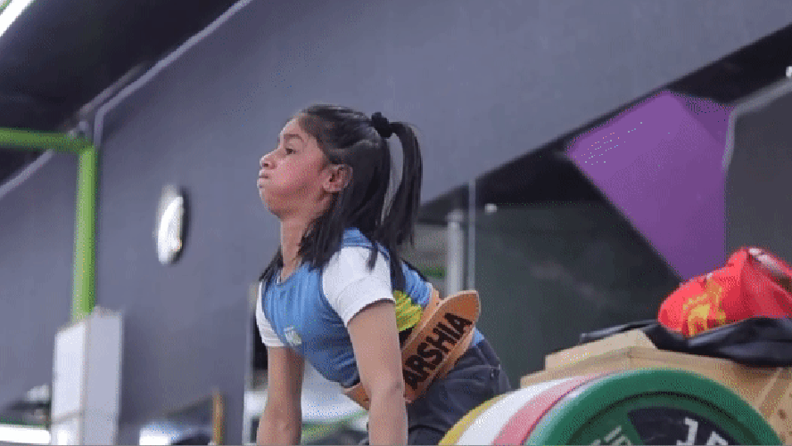 Garota de 9 anos consegue levantar o equivalente a 3 vezes ao próprio peso e viraliza nas redes