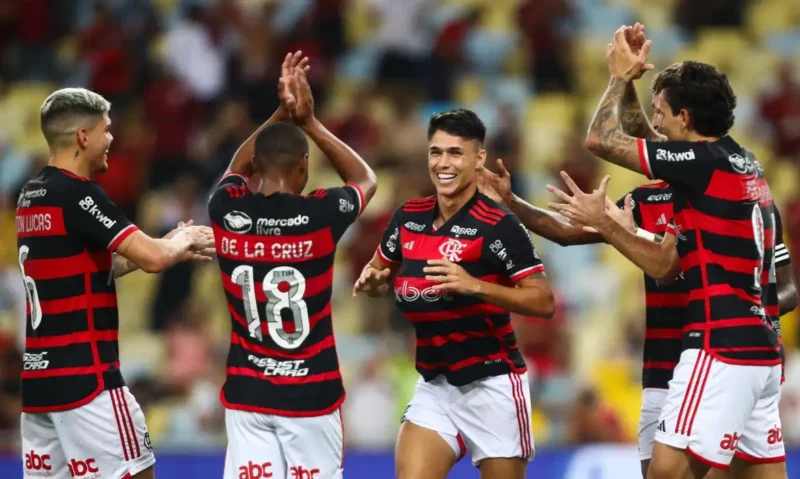 Após derrotar o São Paulo, Flamengo assume liderança da competição