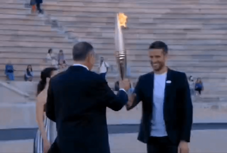 Grécia entrega chama olímpica aos organizadores dos Jogos Olímpicos de Paris; vídeo