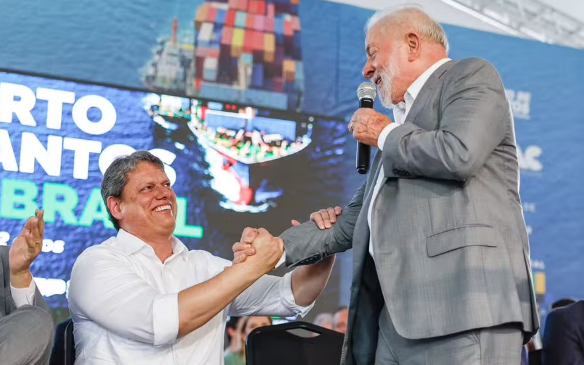 Aliados de Lula temem que baixa popularidade estimule Tarcísio a entrar na disputa presidencial