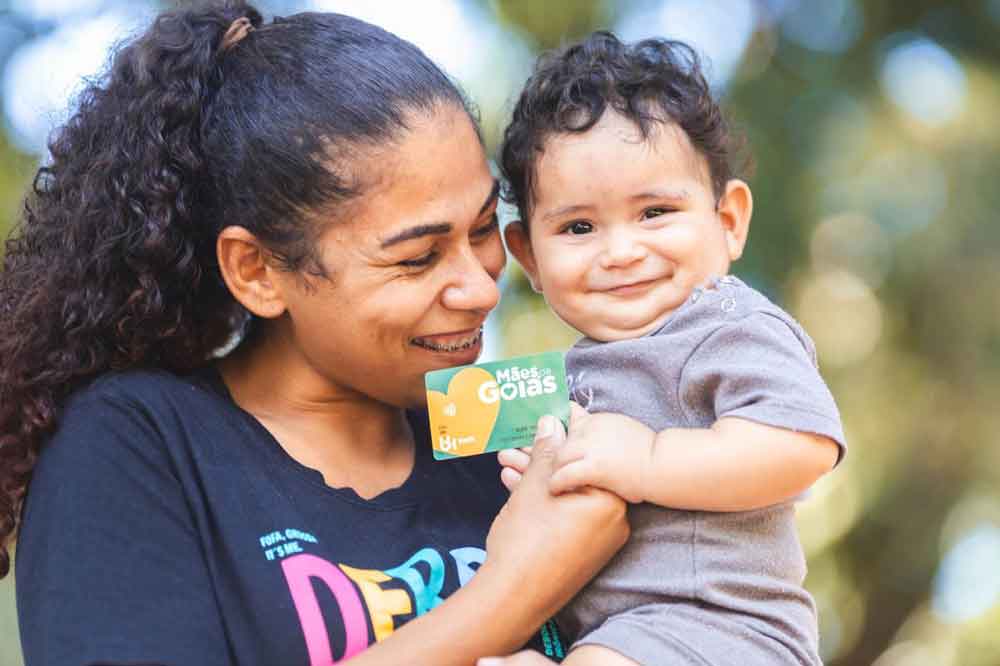 Saiba como funciona a retirada de cartões do programa Mães de Goiás