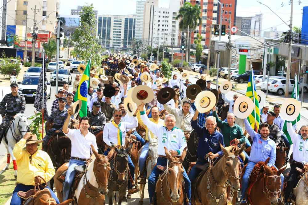1º Encontro de Comitivas de muladeiros abre desfile em Goiás