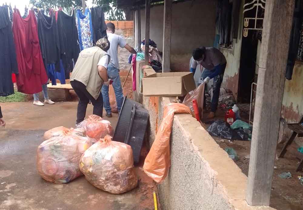 Ação conjunta retira lixo da casa de família acumuladora em Planaltina