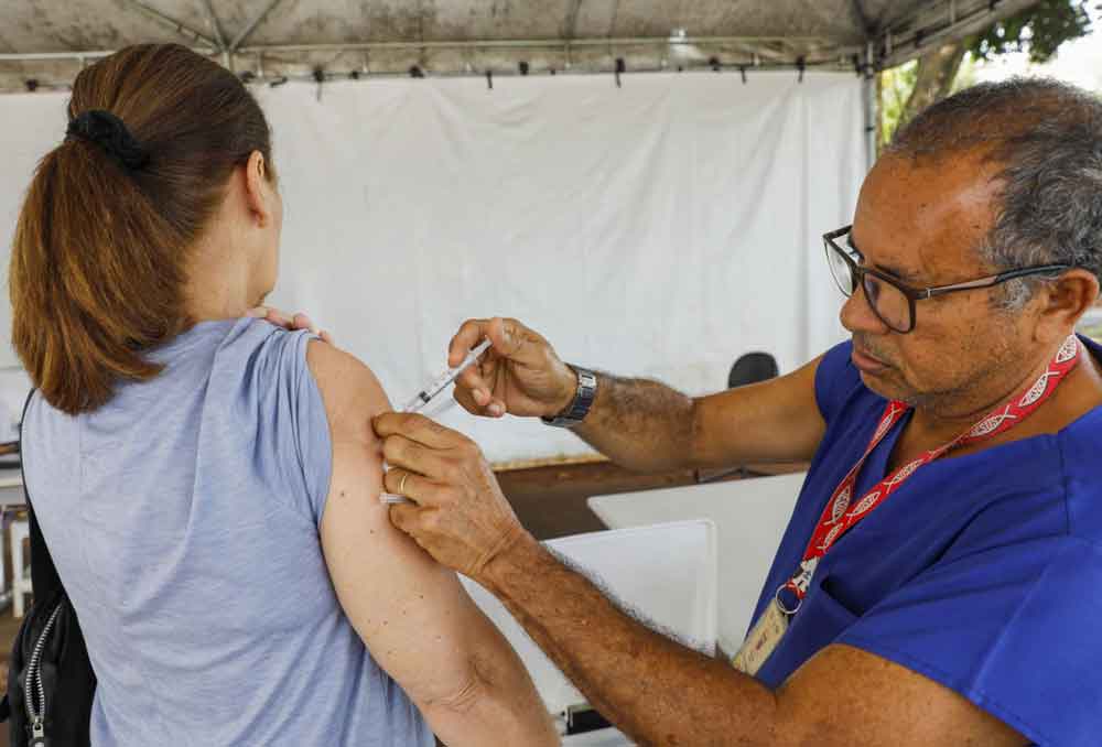 Imunização contra covid-19 e influenza para grupo prioritário