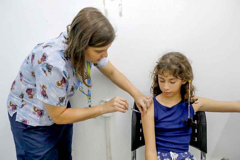 Vacina contra HPV já está disponível para meninas de 9 a 14 anos no DF