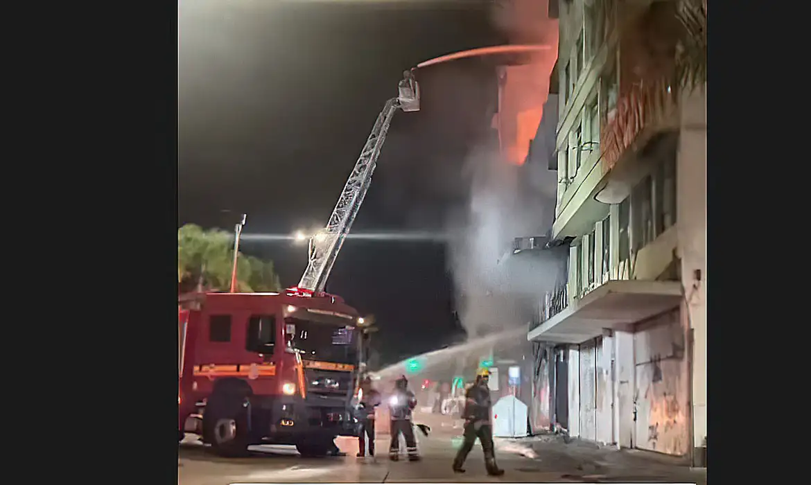 Pelo menos dez pessoas morreram em um incêndio de grandes proporções em Porto Alegre