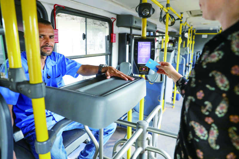 Mais de 130 ônibus já estão recebendo pagamento digital