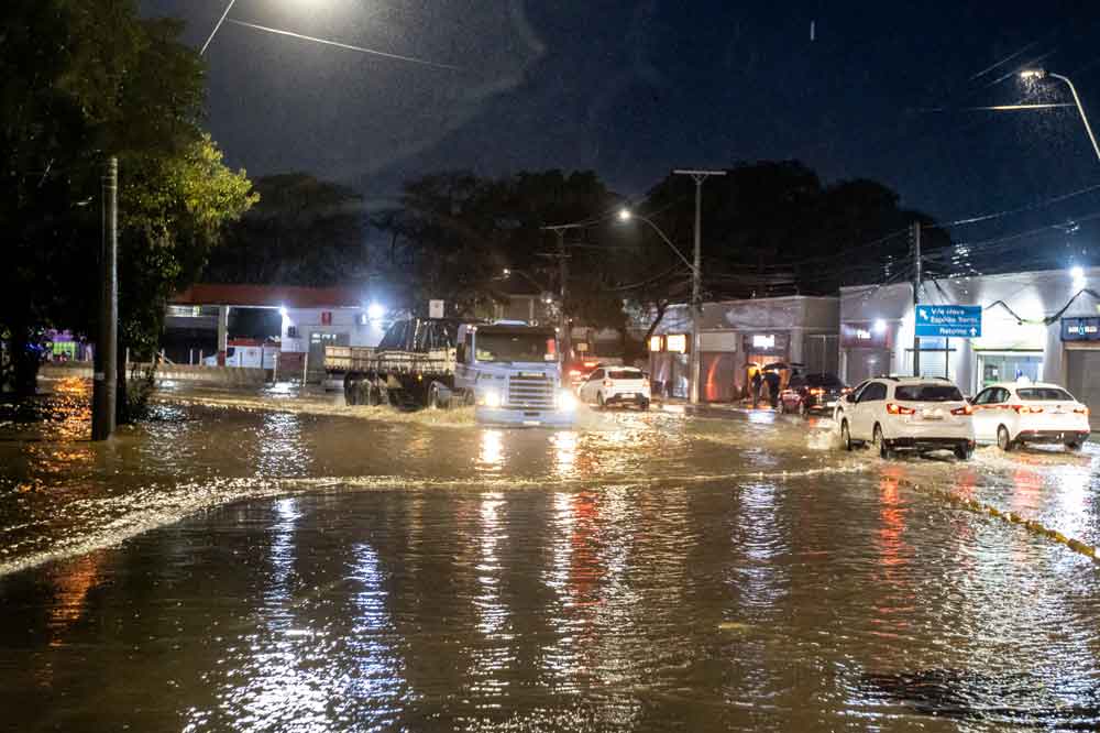 Moradores de Porto Alegre tiveram que deixar casas após arroio transbordar 