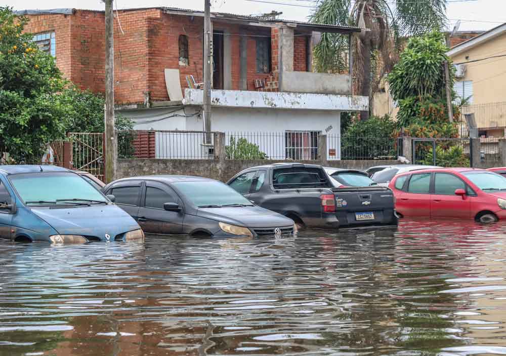 Chuvas obrigam 925 pessoas a abandonar suas casas em Santa Catarina