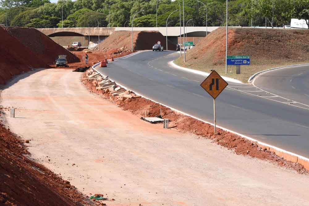 Construção do corredor exclusivo de ônibus foi retomada nesta semana