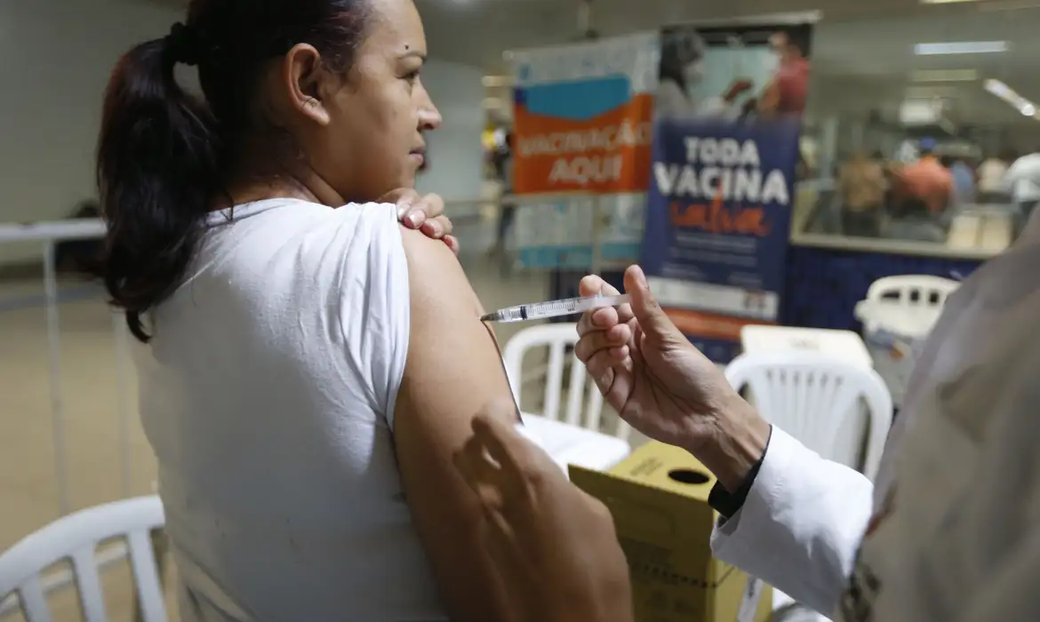 Covid: 1º lote de vacinas da Moderna chega ao Brasil