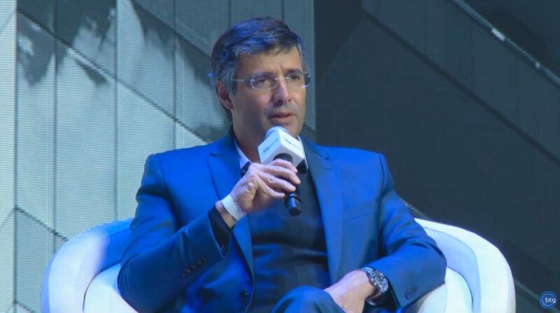 André Esteves, do BTG, prevê que Brasil vai crescer mais de 2,5% em 2024
