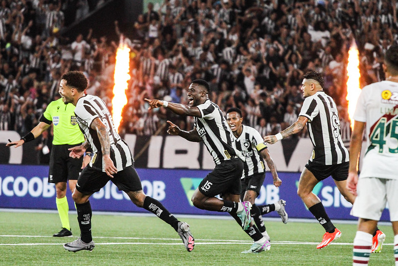 Botafogo derrota o Fluminense e assume a liderança provisória do Brasileiro