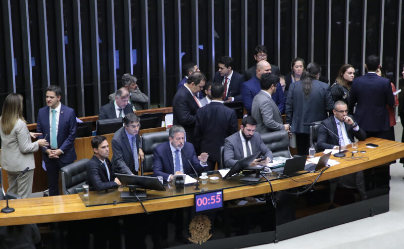 Veja como votou cada deputado no projeto que dá a Lira poder de propor afastamento de deputado ‘brigão’