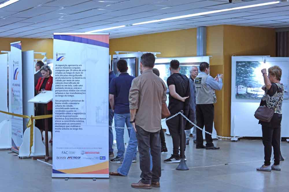 Exposição na Estação Praça do Relógio celebra o aniversário de Taguatinga