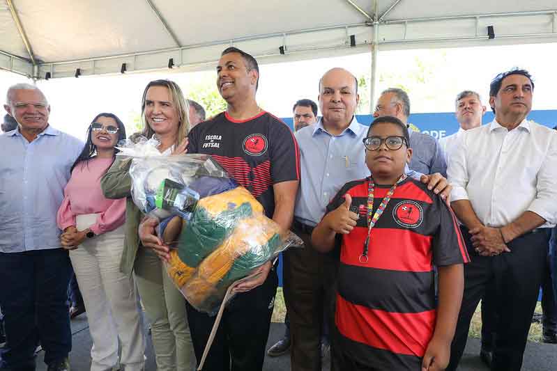 Governador inaugura novo campo de grama sintética no Taguaparque