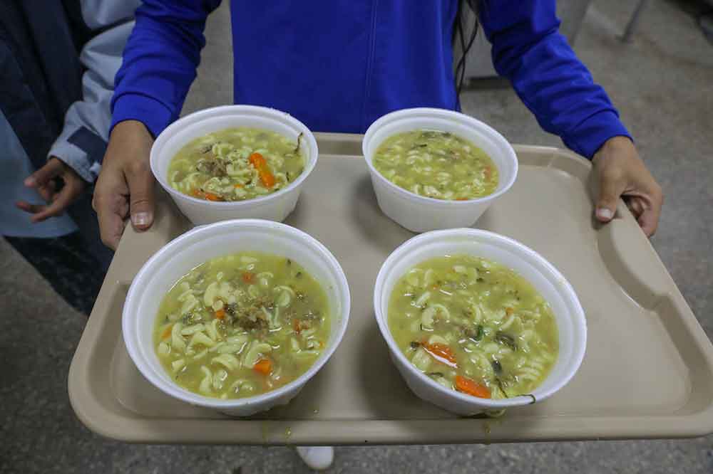 Restaurantes comunitários: sopas e caldos servidos para aquecer a população em noites frias