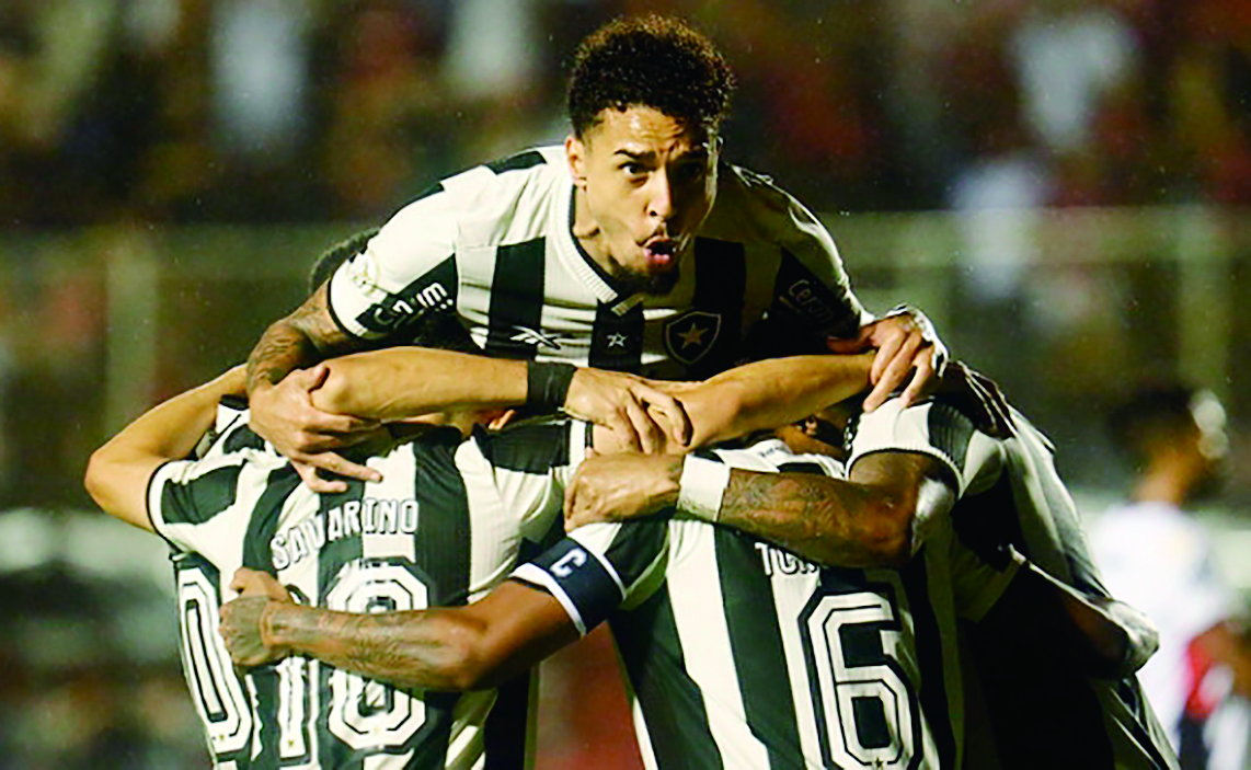 Botafogo vence o Vitória e volta à liderança do Campeonato Brasileiro