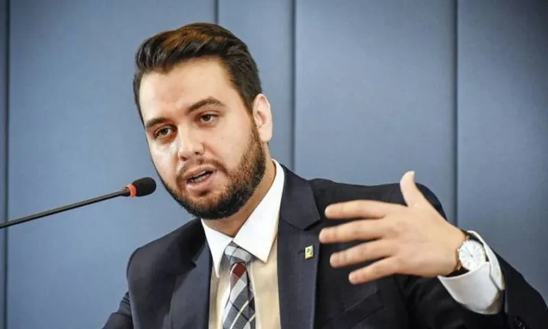 PF diz não conseguir extrair dados de celular de aliado de Bolsonaro que tenta comprovar que não fugiu para os EUA