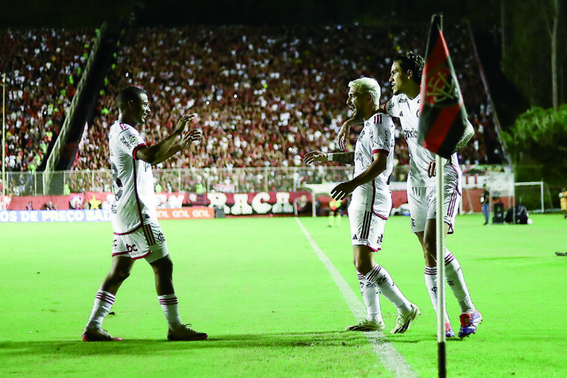 Carlinhos decide, Flamengo derrota o Vitória e encosta na liderança do Brasileirão