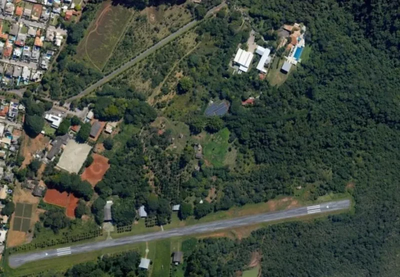 Fazenda de Piquet onde Bolsonaro disse ter guardado joias tem pista de pouso, centro hípico e carros de luxo