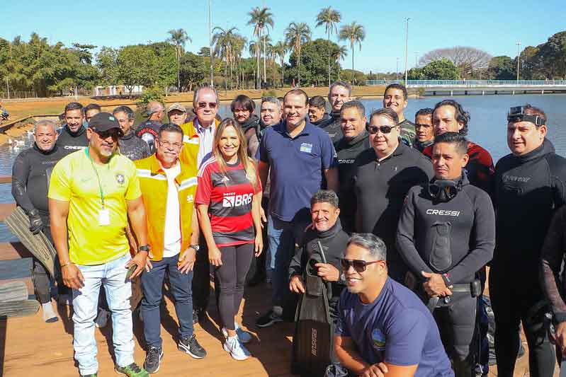 GDF e voluntários fizeram limpeza na Lagoa dos Patos no Parque da Cidade