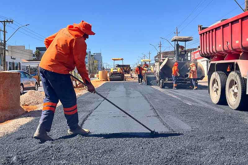 Obras na avenida Hélio Prates recebe 220 toneladas de asfalto