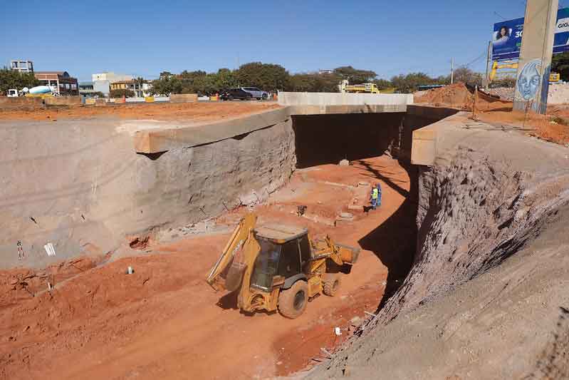 Concluída escavação das trincheiras do viaduto do Riacho Fundo