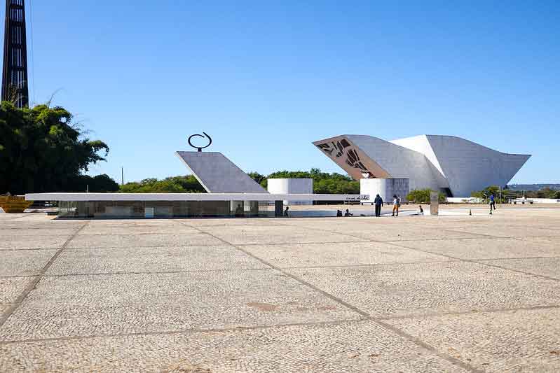 Monumentos enriquecem o turismo urbano em Brasília