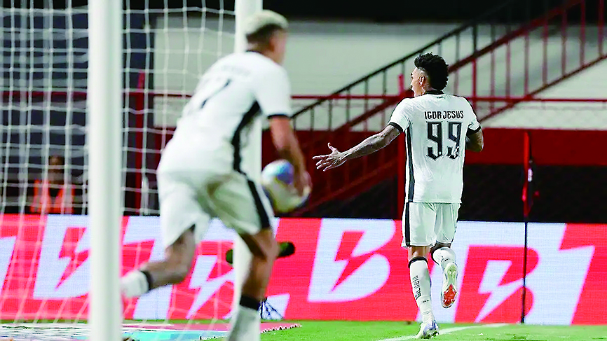 Botafogo atropela Atlético-GO e esquenta briga pela liderança