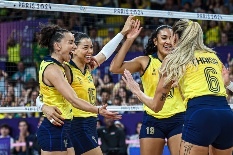 Brasil domina o Japão e vai às quartas no vôlei feminino