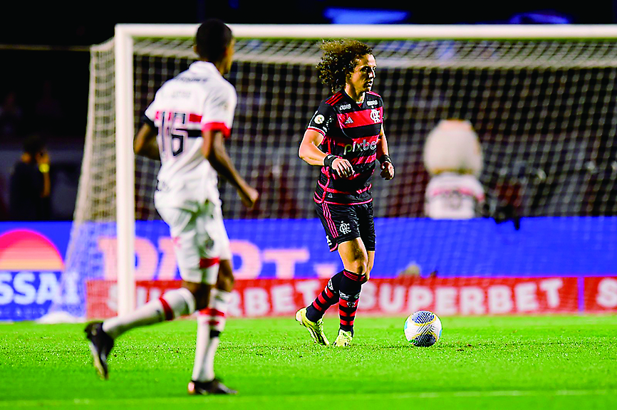 Calleri marca, São Paulo bate o Flamengo e volta a vencer pelo Brasileirão