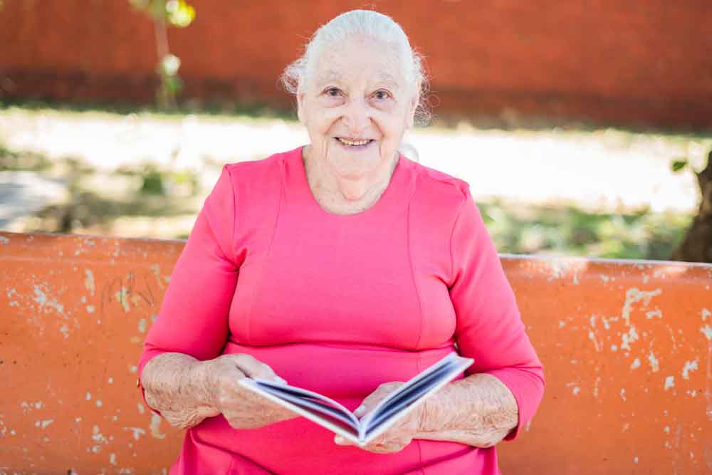 Aos 87 anos, ex-aluna da Educação de Jovens e Adultos escreve autobiografia