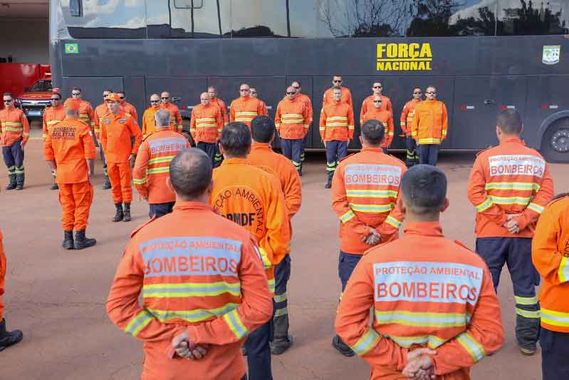 Equipe do Corpo de Bombeiros que combateram incêndios no Amazonas retornam a Brasília